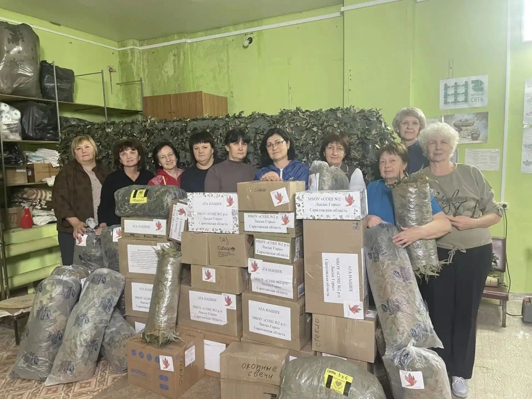 Исполняющая обязанности начальника Лысогорской районной СББЖ помогает бойцам на передовой Исполняющая обязанности начальника Лысогорской районной СББЖ помогает бойцам на передовой
