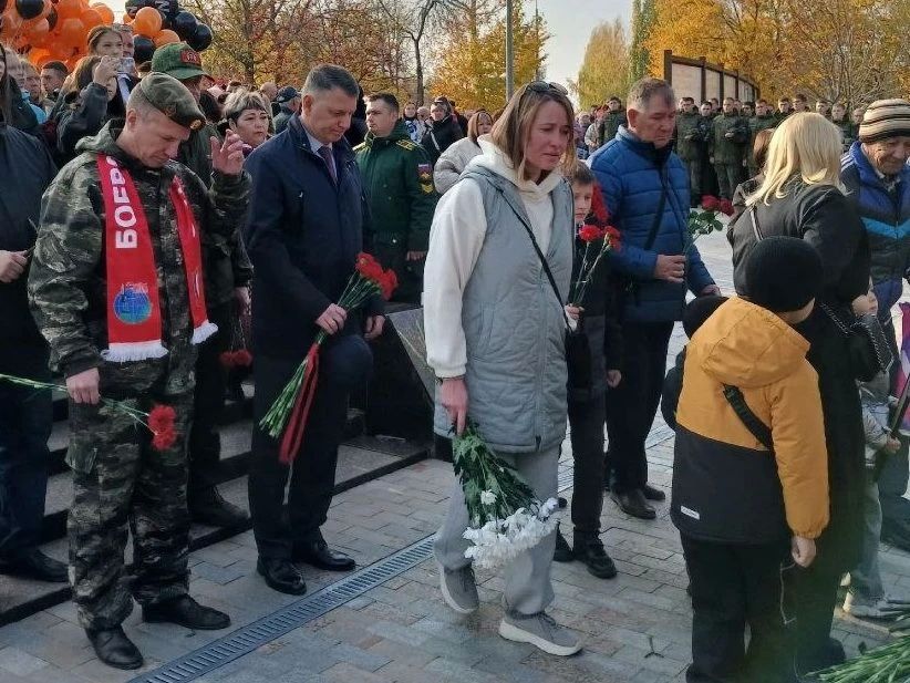 Почтили память. . Состоялась церемония занесения имен участников СВО на мемориал «Землякам, погибшим в локальных войнах» В парке Победы собрались родственники и близкие военнослужащих, представители ветеранских... Почтили память. . Состоялась церемония занесения имен участников СВО на мемориал «Землякам, погибшим в локальных войнах» В парке Победы собрались родственники и близкие военнослужащих, представители ветеранских...