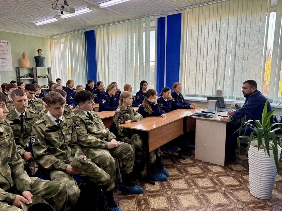 Сотрудники следственного управления СК России по Саратовской области представили кадетам Губернаторского колледжа проект #Выход31 Сотрудники следственного управления СК России по Саратовской области представили кадетам Губернаторского колледжа проект #Выход31