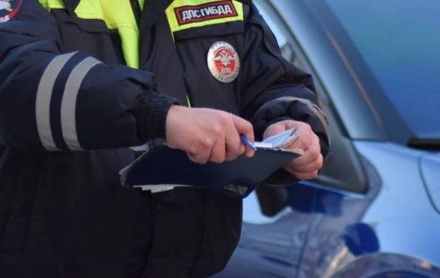 Мужчина нахамил инспекторам и теперь вынужден работать