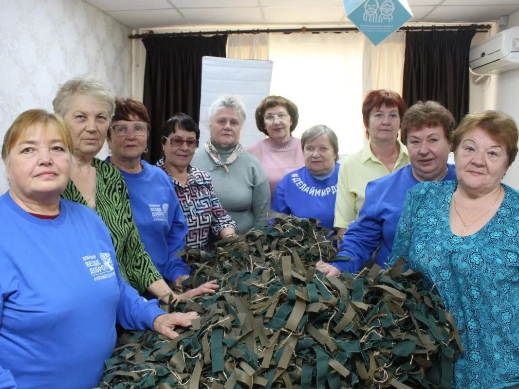 «Серебряные» волонтеры из Энгельса сплели шестидесятую маскировочную сеть