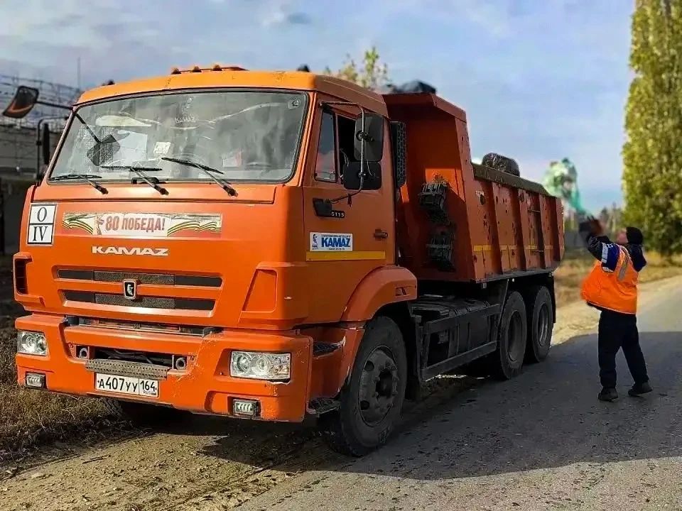 Уборка города. Коммунальные службы осуществляют уборку дорог и тротуаров, мойку остановочных павильонов, вывоз мусора и порубочного материала, а также ремонт элементов дорожного движения Уборка города. Коммунальные службы осуществляют уборку дорог и тротуаров, мойку остановочных павильонов, вывоз мусора и порубочного материала, а также ремонт элементов дорожного движения