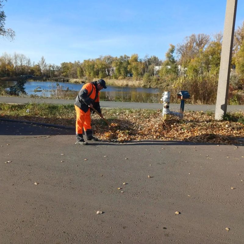Коммунальные службы ведут работы по благоустройству города Коммунальные службы ведут работы по благоустройству города
