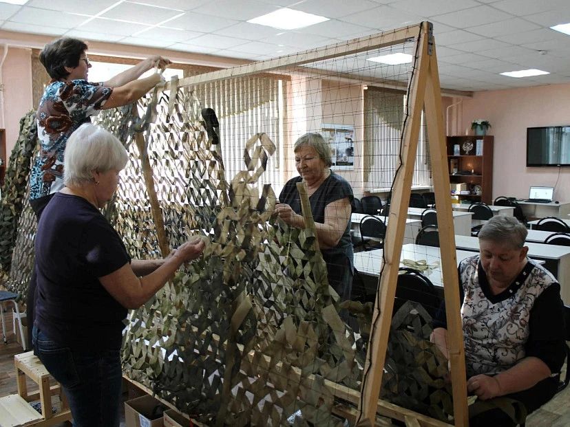 «Серебряные» волонтеры комплексного центра социального обслуживания населения Энгельсского района Саратовской области плетут маскировочные сети для блиндажей и военной техники