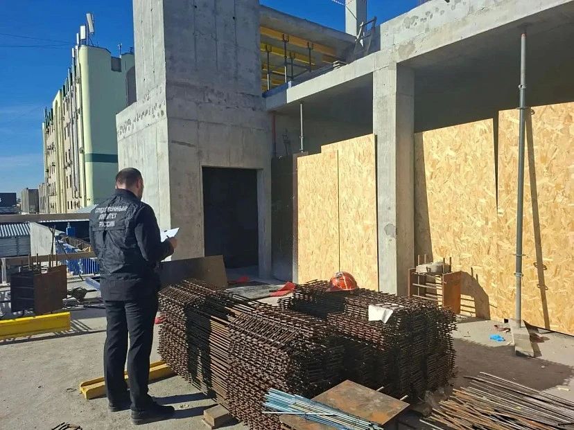 В Саратове завели дело после падения монтажника с высоты на стройке вокзала
