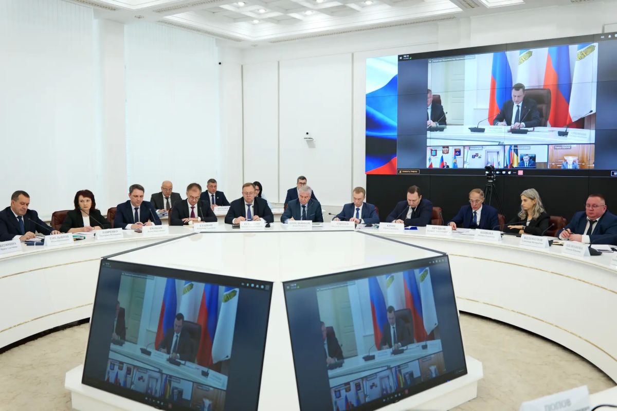 Губернатор Роман Бусаргин провел постоянно действующее совещание с заместителями председателя правительства, министрами, а также главами районов Губернатор Роман Бусаргин провел постоянно действующее совещание с заместителями председателя правительства, министрами, а также главами районов