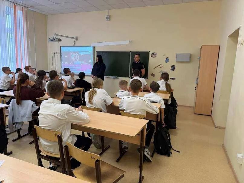 Транспортные полицейские в рамках профилактической акции «Защитники Отечества» провели лекцию студентам