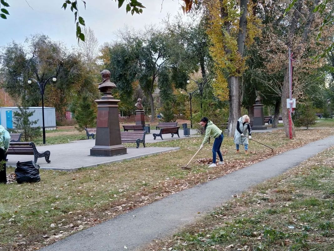 Сотрудники МКУ «Озеленение» вновь присоединились к городскому субботнику Сотрудники МКУ «Озеленение» вновь присоединились к городскому субботнику