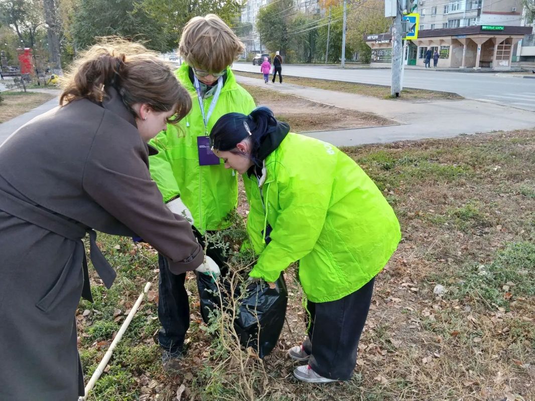 Сотрудники МКУ «Озеленение» вновь присоединились к городскому субботнику Сотрудники МКУ «Озеленение» вновь присоединились к городскому субботнику