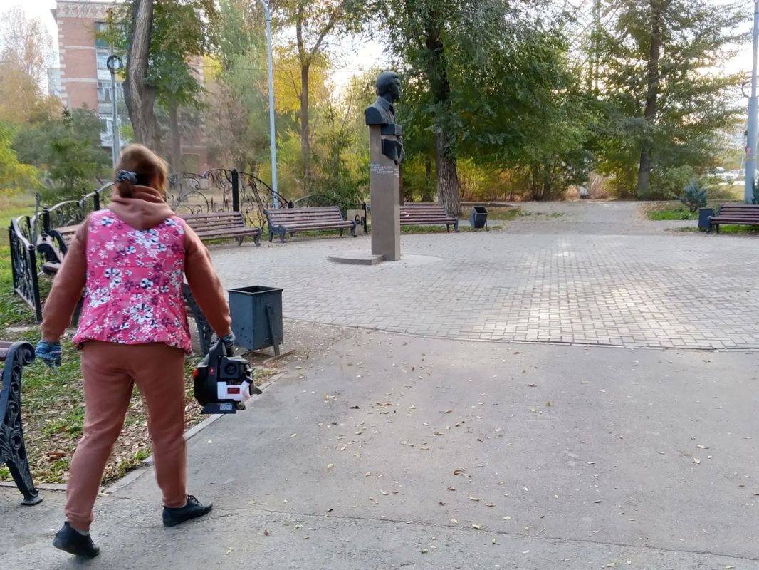 Сотрудники МКУ «Озеленение» вновь присоединились к городскому субботнику Сотрудники МКУ «Озеленение» вновь присоединились к городскому субботнику